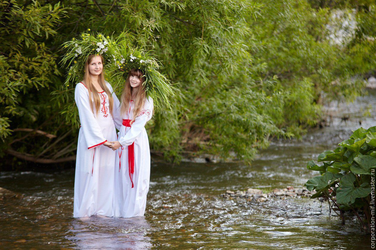 Women in Slavic costumes in Sao Miguel de Tucuman